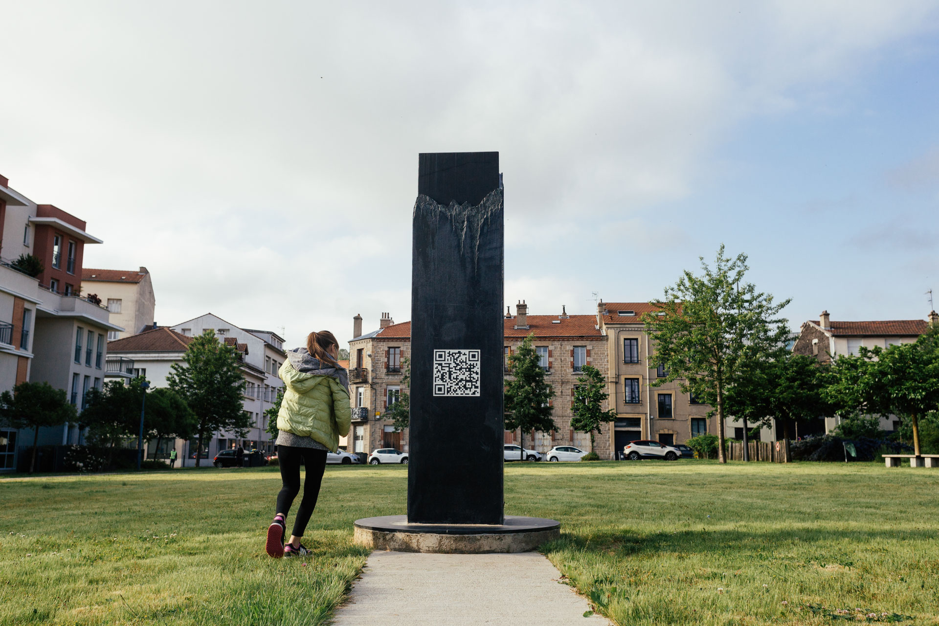 La sculpture devant l'école